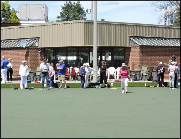 Photo of members of Willowdale Lawn Bowling Club enjoying a sunny day of bowling